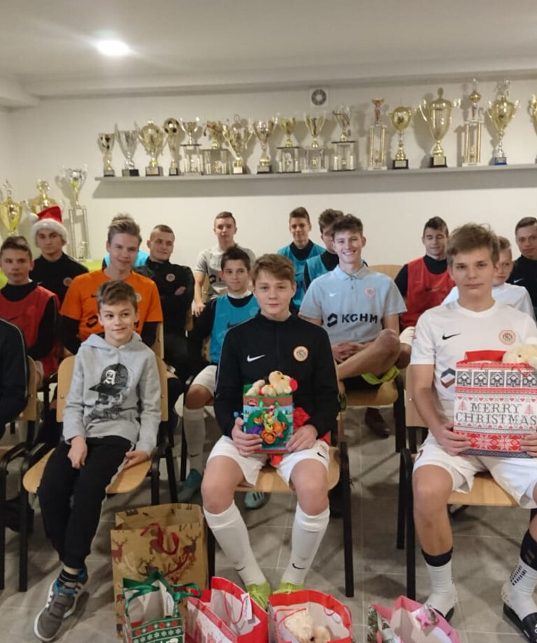 Zawodnicy AP KGHM Zagłębie w roli Świętego Mikołaja Zawodnicy AP KGHM Zagłębie w roli Świętego Mikołaja