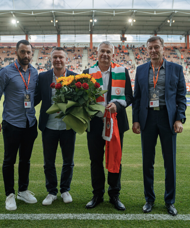 Pamiątkowa koszulka, kwiaty i brawa - Trener Janusz Stańczyk przeszedł na emeryturę Pamiątkowa koszulka, kwiaty i brawa - Trener Janusz Stańczyk przeszedł na emeryturę