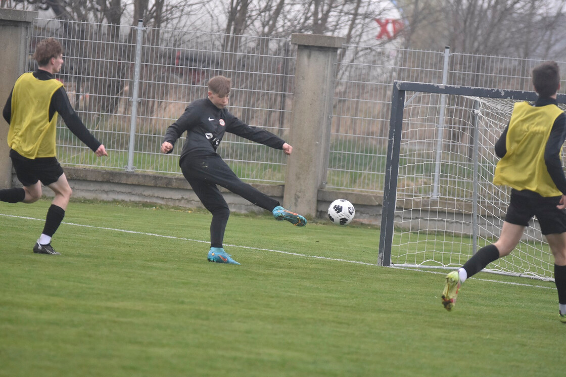 Treningi drużyny U-15 oraz bramkarzy w obiektywie Treningi drużyny U-15 oraz bramkarzy w obiektywie