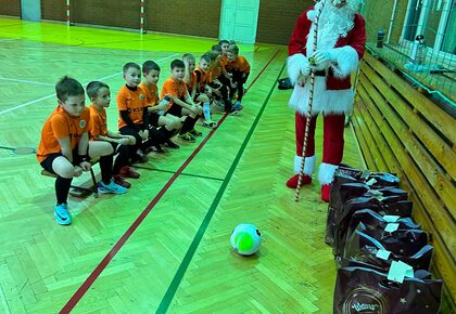 Święty Mikołaj odwiedził naszych najmłodszych piłkarzy
