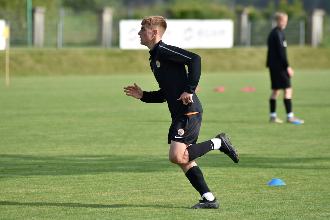 Poranny trening drużyn U-19 oraz U-17 Poranny trening drużyn U-19 oraz U-17