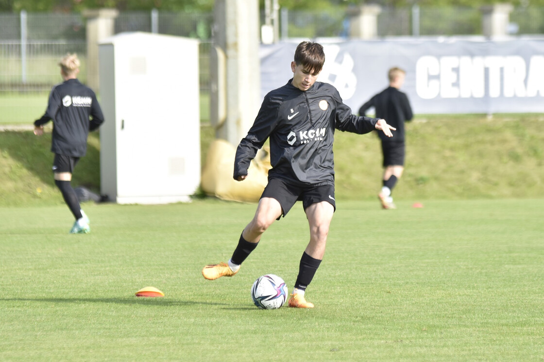Poranny trening drużyn U-19 oraz U-17 Poranny trening drużyn U-19 oraz U-17