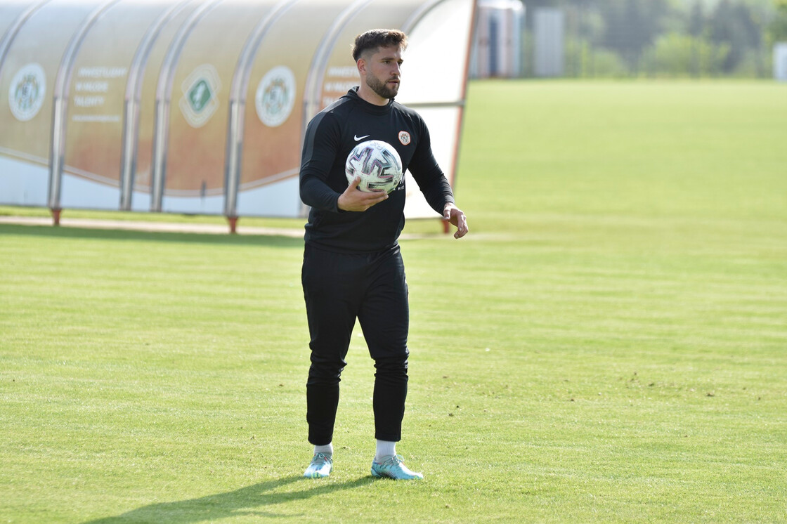 Poranny trening drużyn U-19 oraz U-17 Poranny trening drużyn U-19 oraz U-17