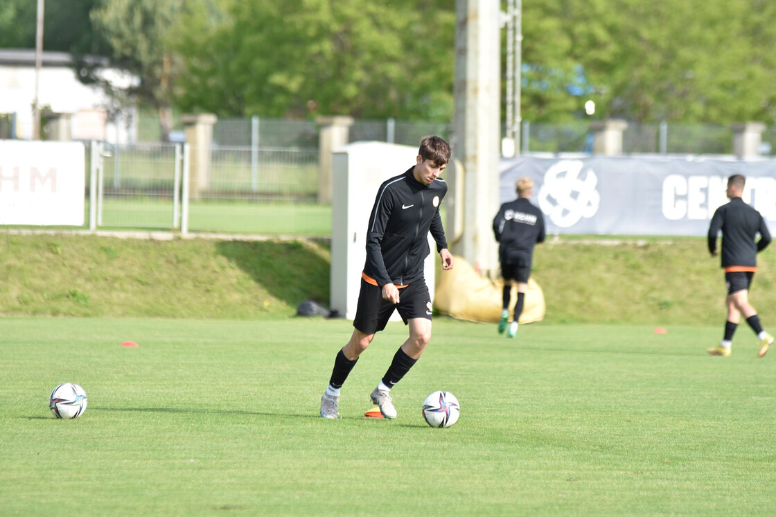 Poranny trening drużyn U-19 oraz U-17 Poranny trening drużyn U-19 oraz U-17