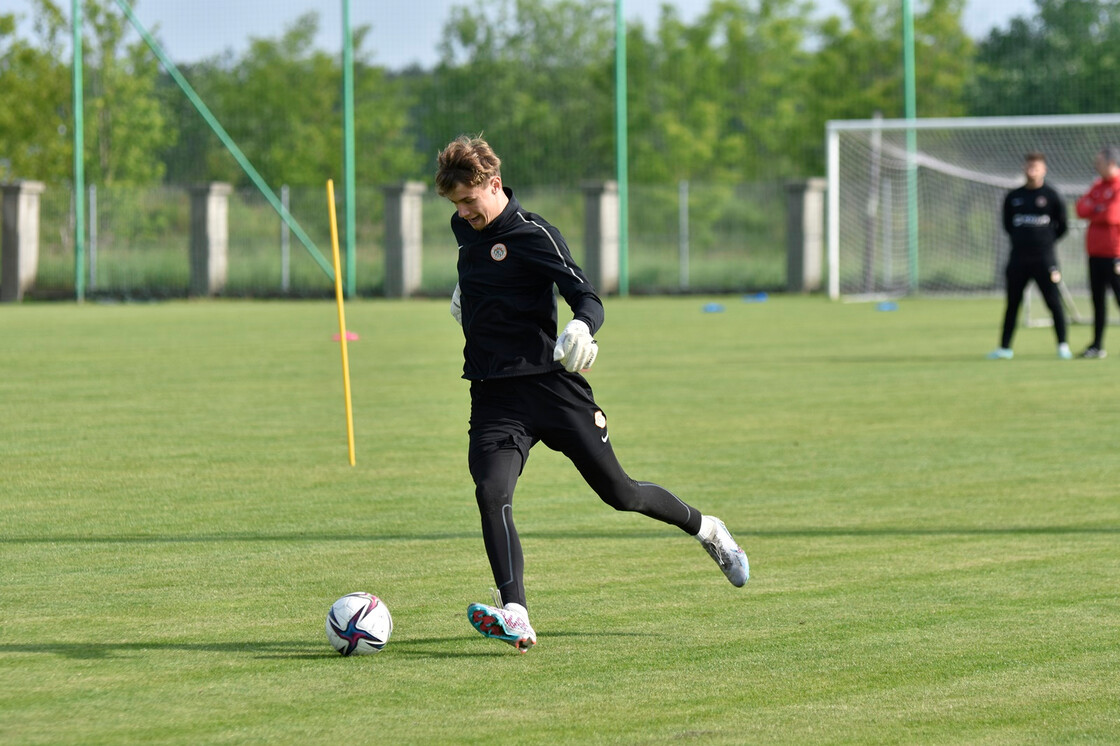 Poranny trening drużyn U-19 oraz U-17 Poranny trening drużyn U-19 oraz U-17