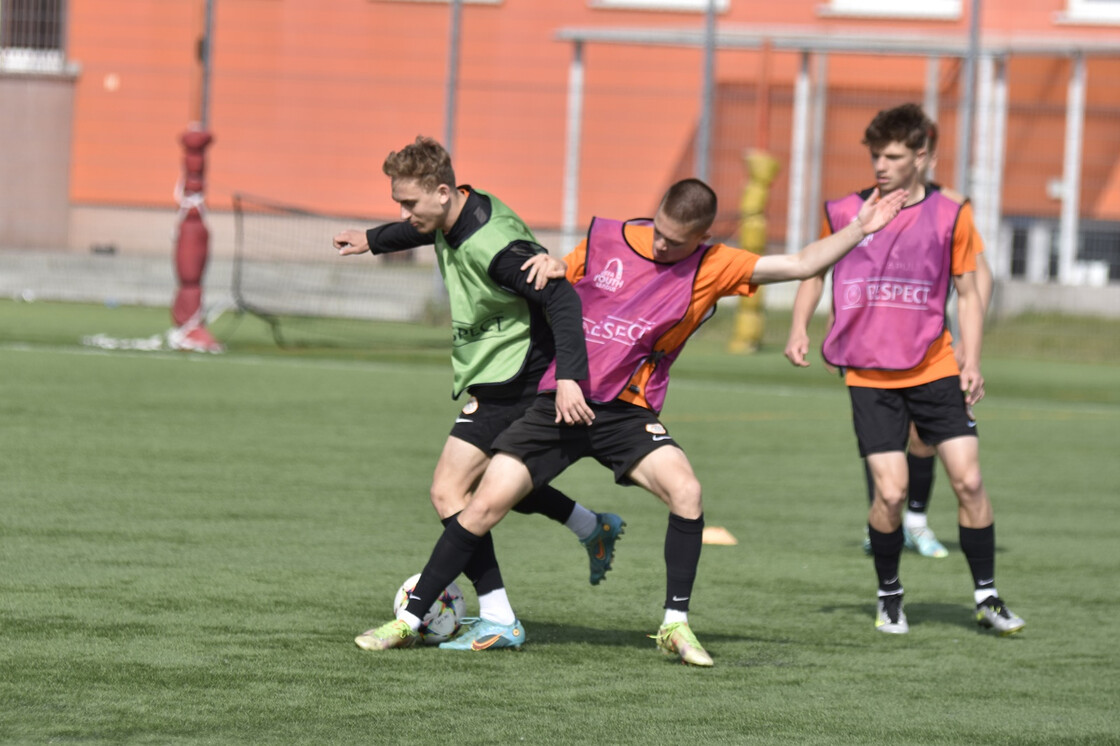 Poranny trening drużyn U-19 oraz U-17 Poranny trening drużyn U-19 oraz U-17