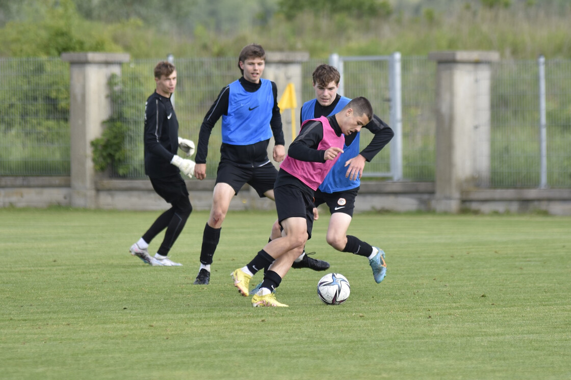 Poranny trening drużyn U-19 oraz U-17 Poranny trening drużyn U-19 oraz U-17