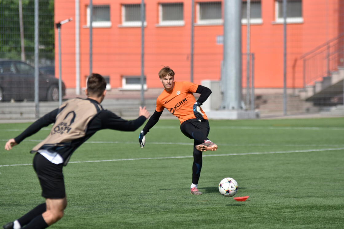 Poranny trening drużyn U-19 oraz U-17 Poranny trening drużyn U-19 oraz U-17