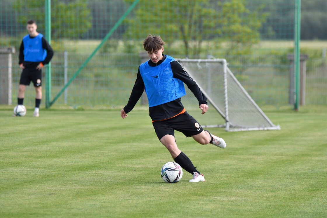 Poranny trening drużyn U-19 oraz U-17 Poranny trening drużyn U-19 oraz U-17