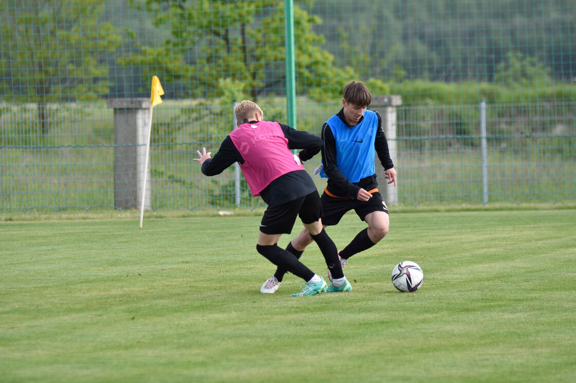 Poranny trening drużyn U-19 oraz U-17 Poranny trening drużyn U-19 oraz U-17
