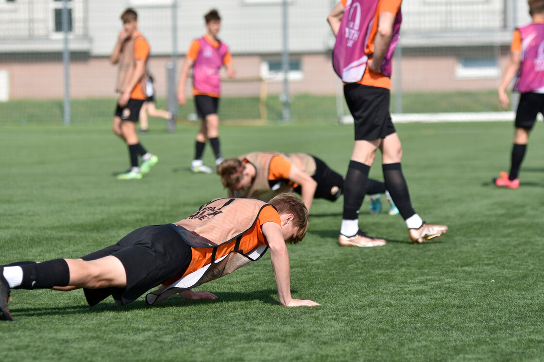 Poranny trening drużyn U-19 oraz U-17 Poranny trening drużyn U-19 oraz U-17