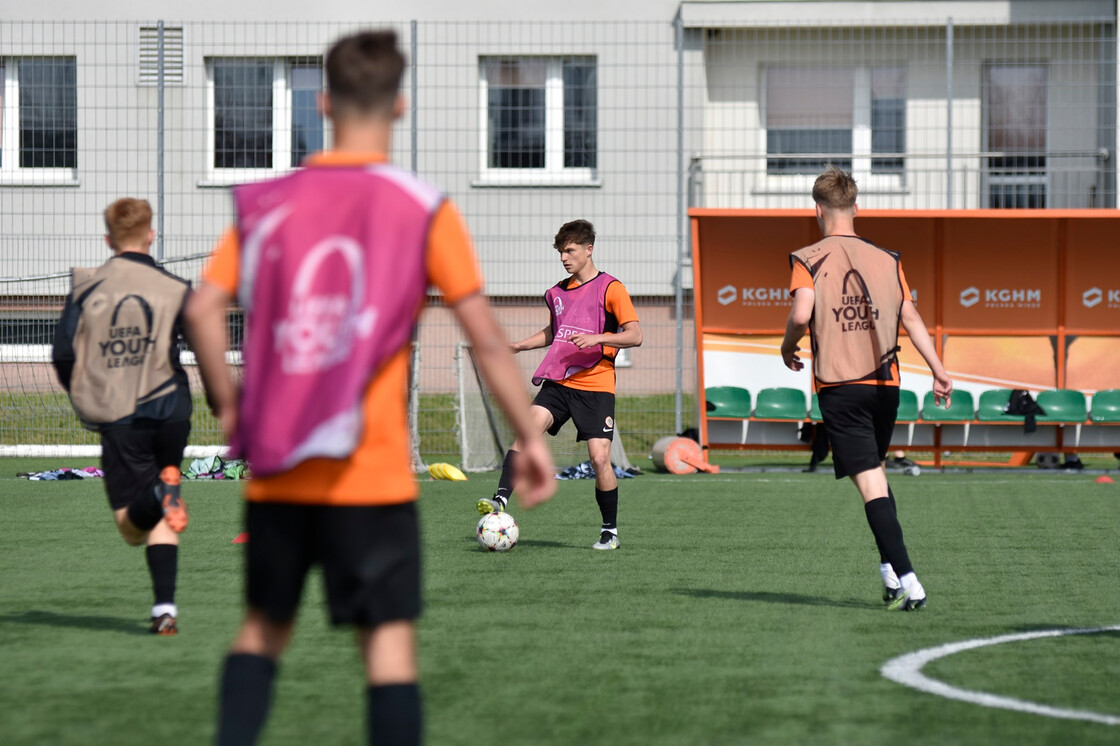 Poranny trening drużyn U-19 oraz U-17 Poranny trening drużyn U-19 oraz U-17