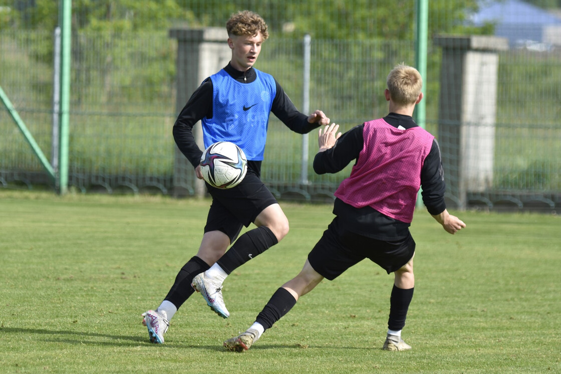 Poranny trening drużyn U-19 oraz U-17 Poranny trening drużyn U-19 oraz U-17