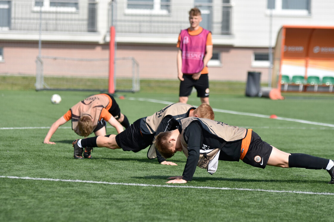 Poranny trening drużyn U-19 oraz U-17 Poranny trening drużyn U-19 oraz U-17