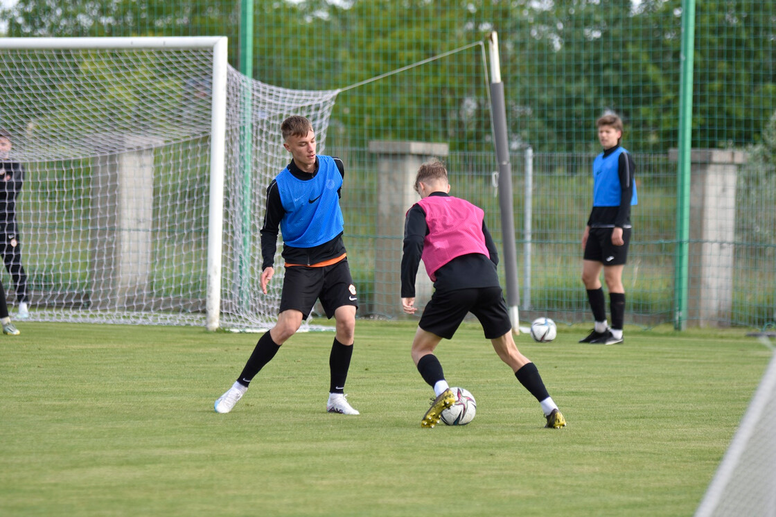 Poranny trening drużyn U-19 oraz U-17 Poranny trening drużyn U-19 oraz U-17
