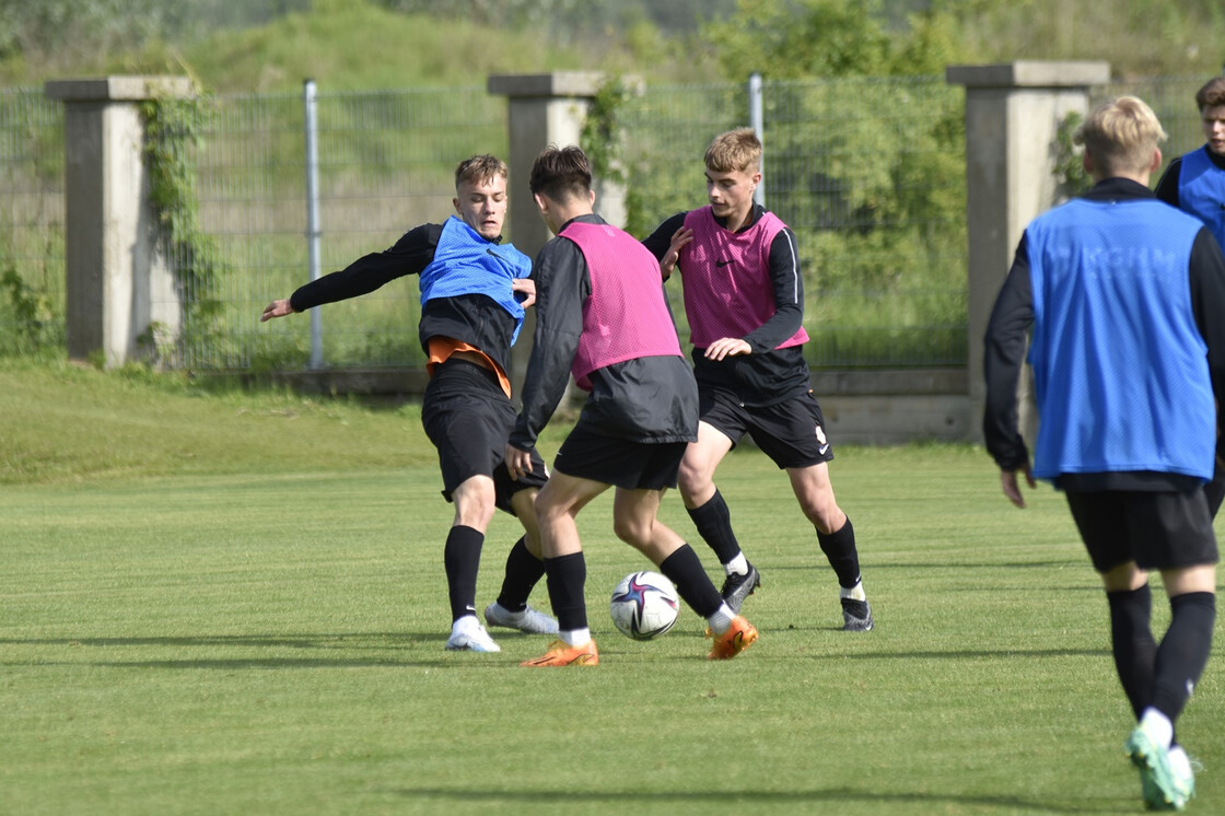 Poranny trening drużyn U-19 oraz U-17 Poranny trening drużyn U-19 oraz U-17