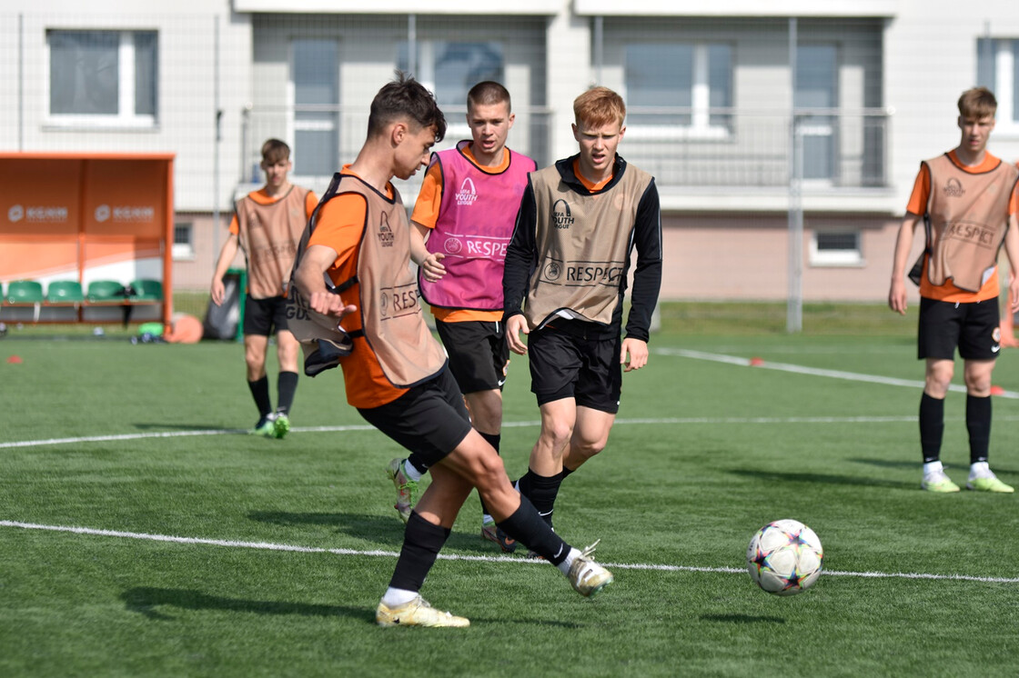 Poranny trening drużyn U-19 oraz U-17 Poranny trening drużyn U-19 oraz U-17