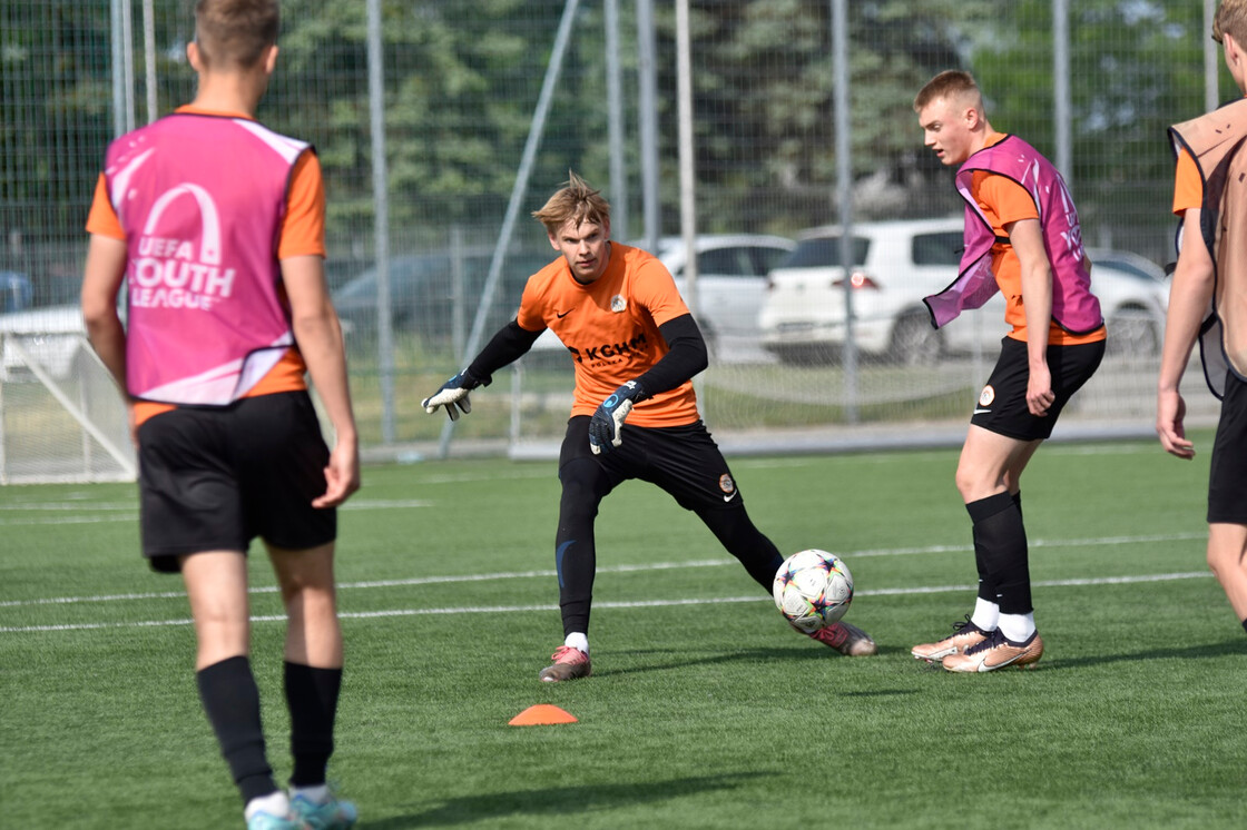 Poranny trening drużyn U-19 oraz U-17 Poranny trening drużyn U-19 oraz U-17