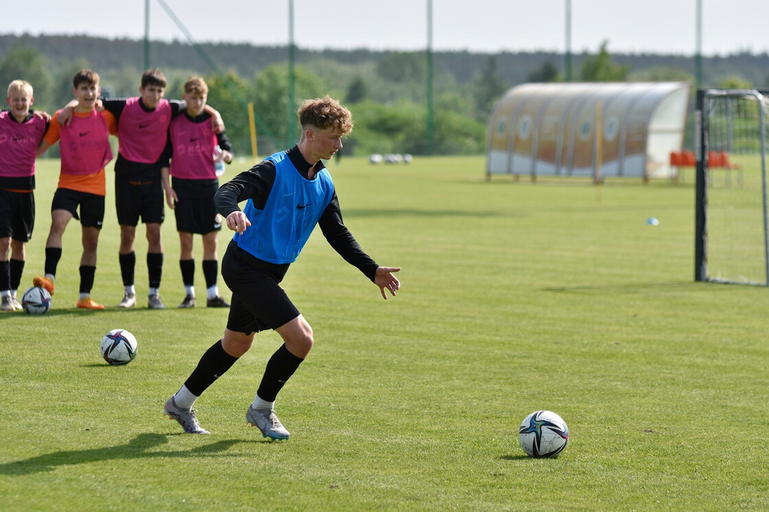 Poranny trening drużyn U-19 oraz U-17 Poranny trening drużyn U-19 oraz U-17