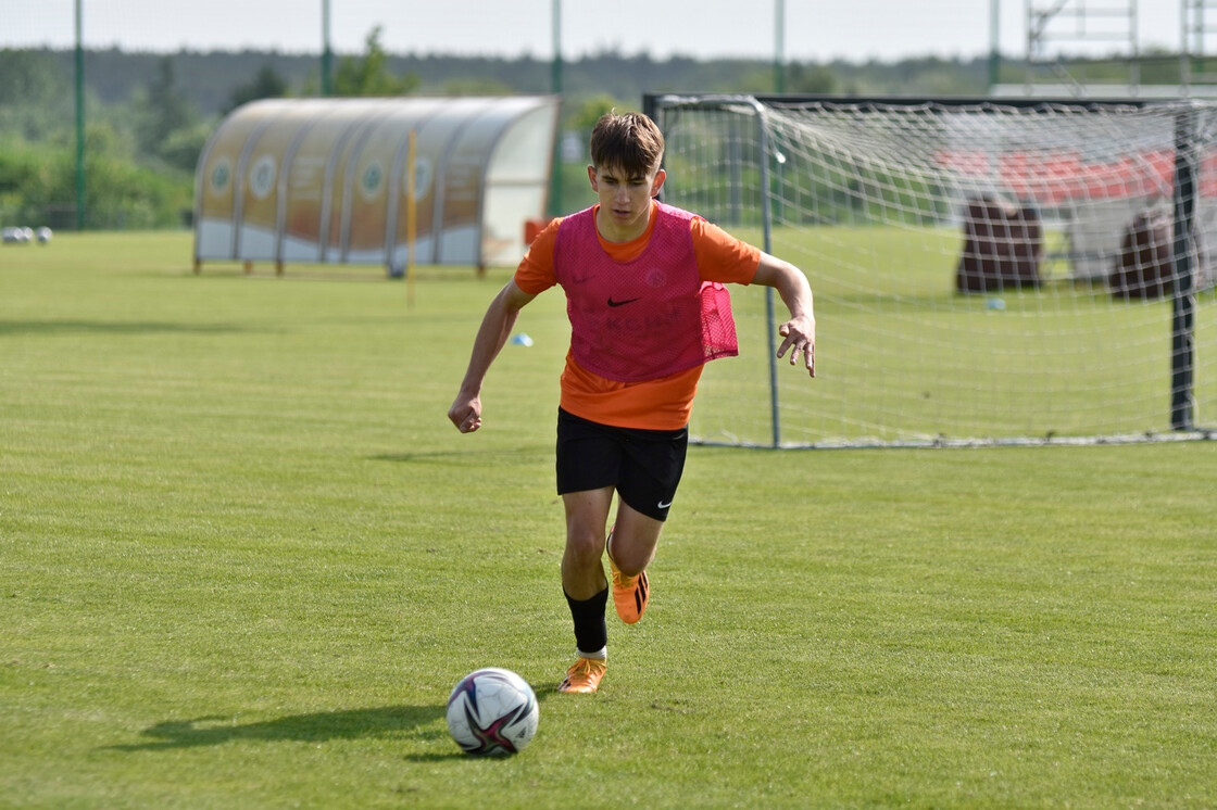 Poranny trening drużyn U-19 oraz U-17 Poranny trening drużyn U-19 oraz U-17
