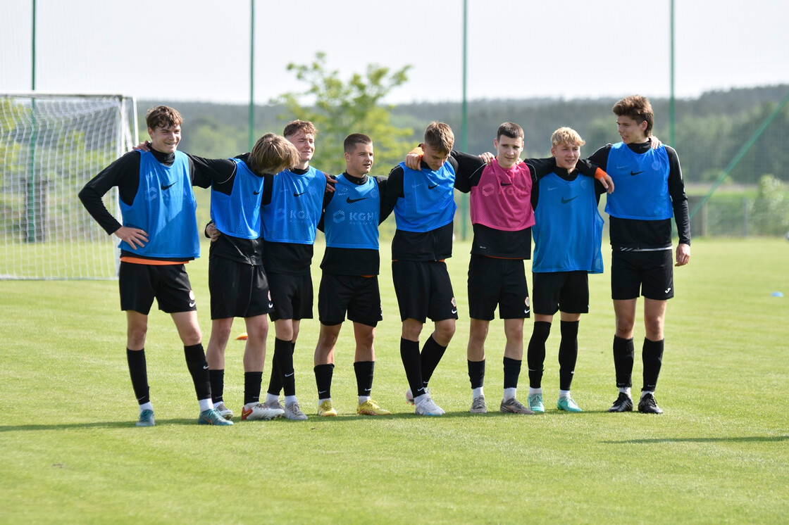 Poranny trening drużyn U-19 oraz U-17 Poranny trening drużyn U-19 oraz U-17