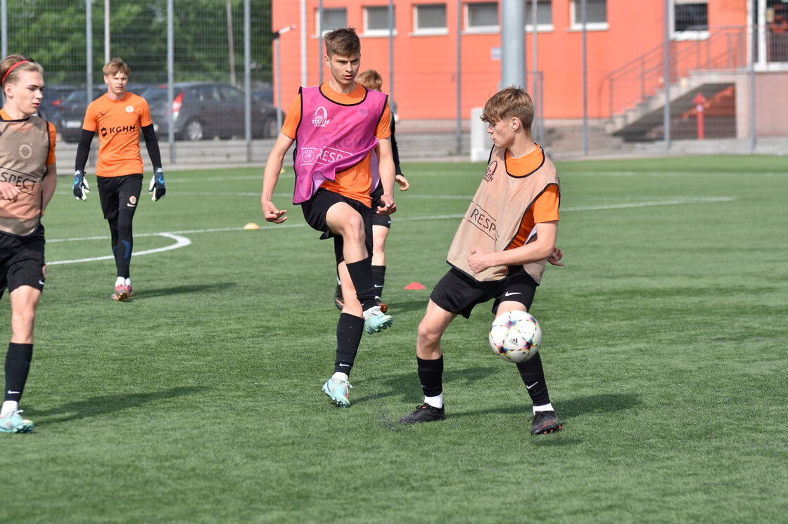 Poranny trening drużyn U-19 oraz U-17 Poranny trening drużyn U-19 oraz U-17
