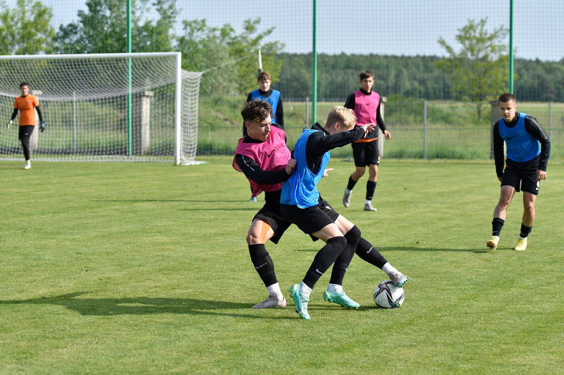 Poranny trening drużyn U-19 oraz U-17 Poranny trening drużyn U-19 oraz U-17