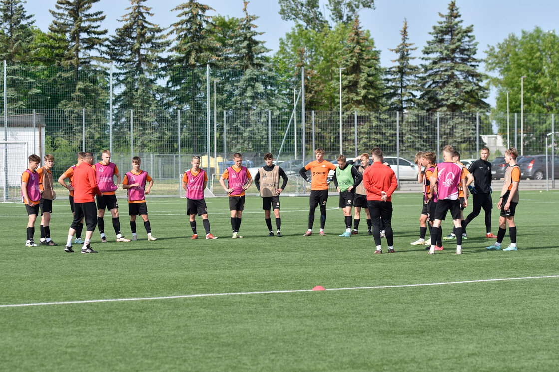 Poranny trening drużyn U-19 oraz U-17 Poranny trening drużyn U-19 oraz U-17