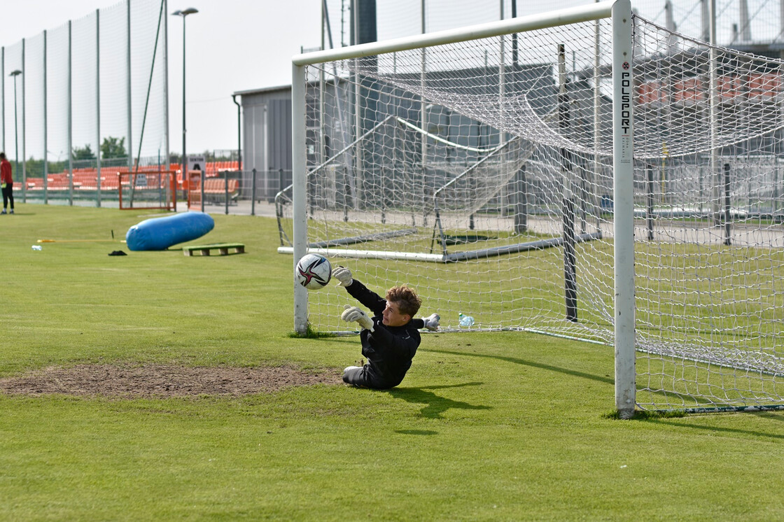 Poranny trening drużyn U-19 oraz U-17 Poranny trening drużyn U-19 oraz U-17