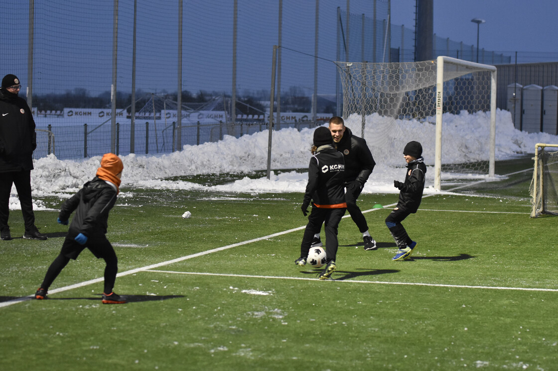 Szymon Weirauch i Filip Kocaba odwiedzili najmłodszych zawodników podczas zimowych obozów