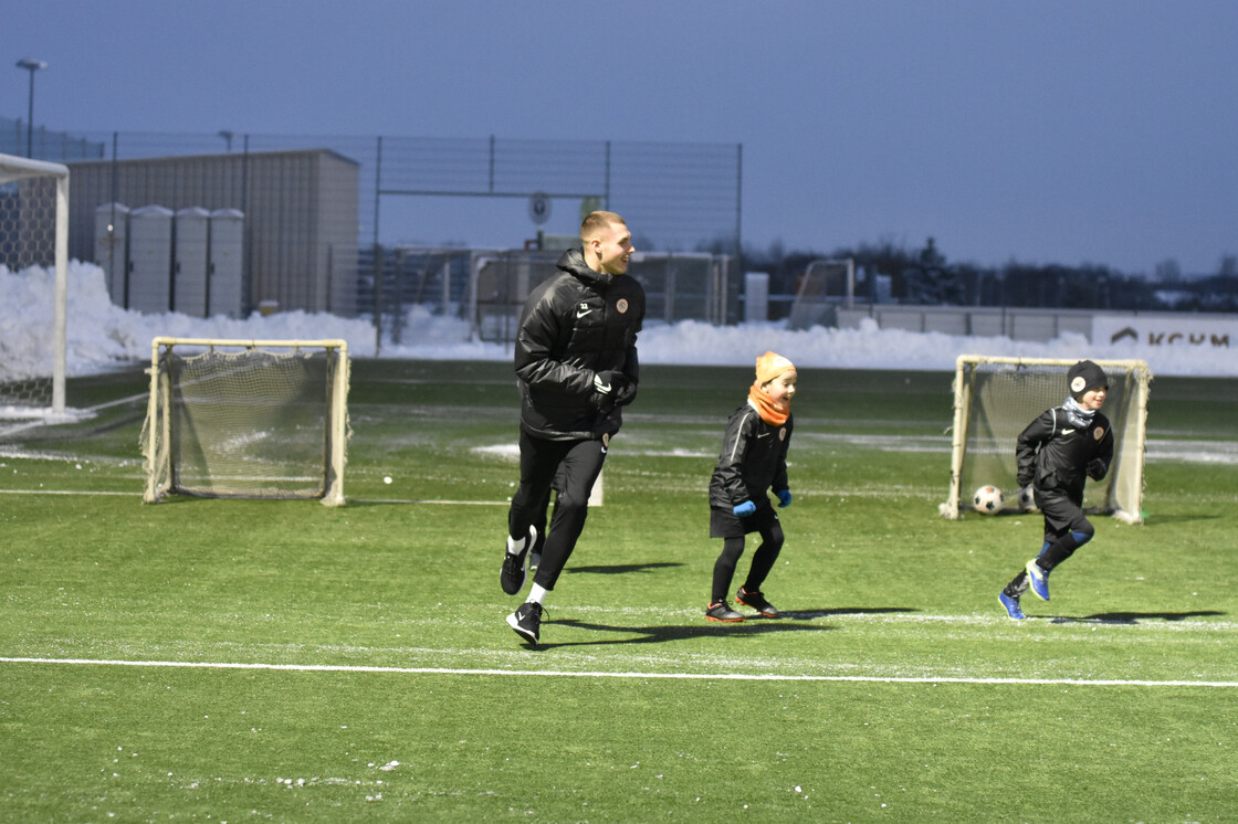Szymon Weirauch i Filip Kocaba odwiedzili najmłodszych zawodników podczas zimowych obozów