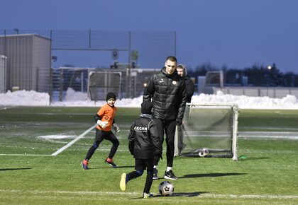 Szymon Weirauch i Filip Kocaba odwiedzili najmłodszych zawodników podczas zimowych obozów